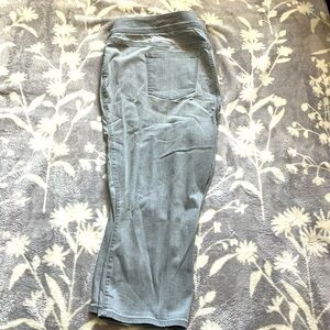 NWOT Torrid Grey Jeans - crop lean super soft “feel the fit” Sz Torrid 4 (26/4X)